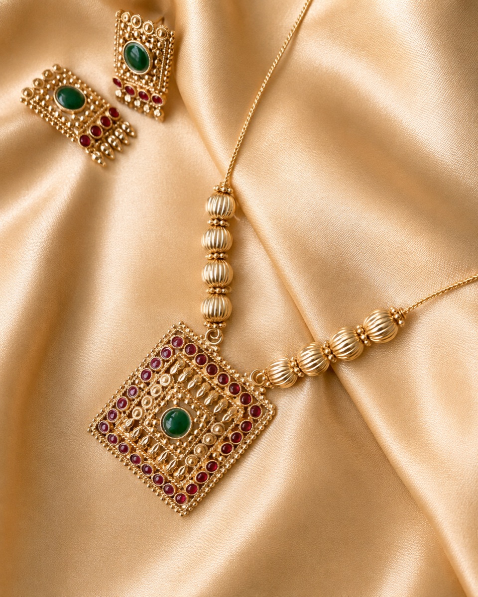 Ruby emerald kundan pendant set